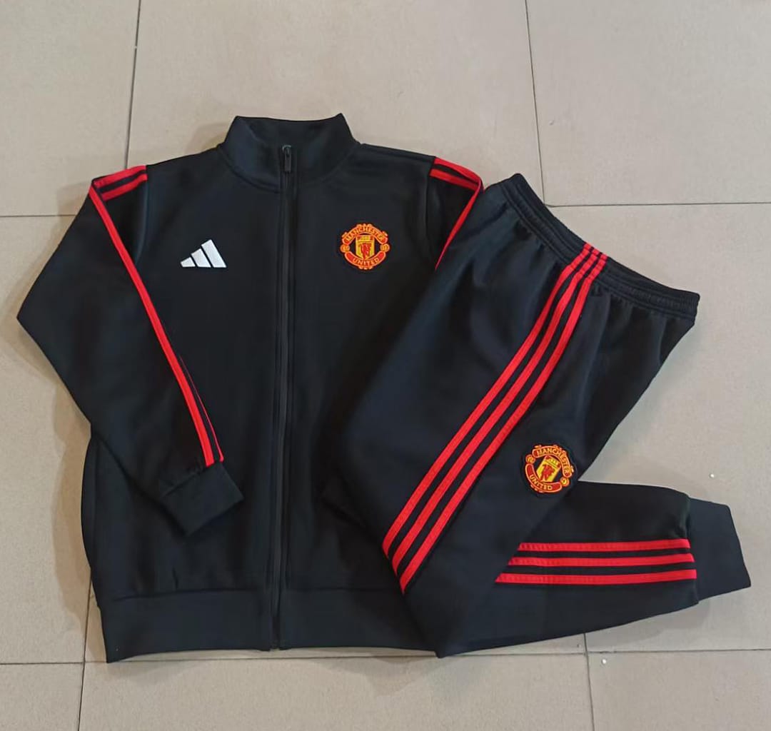 Manchester United 26/27 Chaqueta Niño · Negro · Tres Rayas Rojo